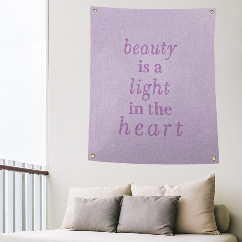 Tapisserie en polyester en citation de beauté, H 36 po x l 26 po, Violet