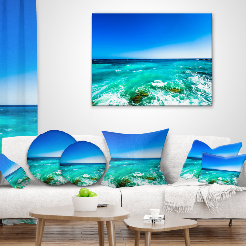 Bord de mer avec eau claire et ciel - coussin imprimé Sea & Shore, 16 po x 1 po, Coussin décoratif