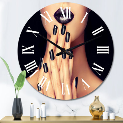 Femme avec lèvres noires et manucure noire - Horloge murale glamour