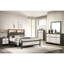 Grand lit de style moderne avec tête de lit à profil bas, éclairage intégré, gris et beige, espaces ouverts avec rangement, plateforme en bois vieilli, bois beige, tablettes