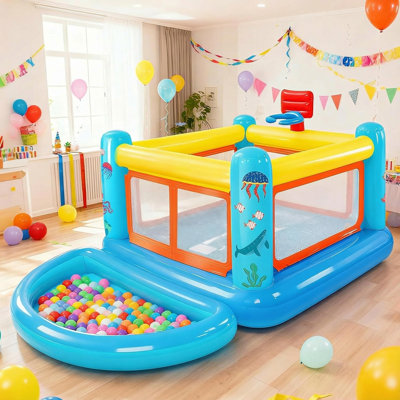 Petite maison de jeu gonflable pour enfants 107,1 "x 67,7" avec piscine / fosse à balles amovible, panier de basketball, carte de jeu
