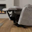Fauteuil relevable moelleux en tissu colombe Lucie