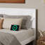 Très grand lit blanc avec charme, éclairage à DEL intégré, charge et 10 lattes solides pour une chambre confortable