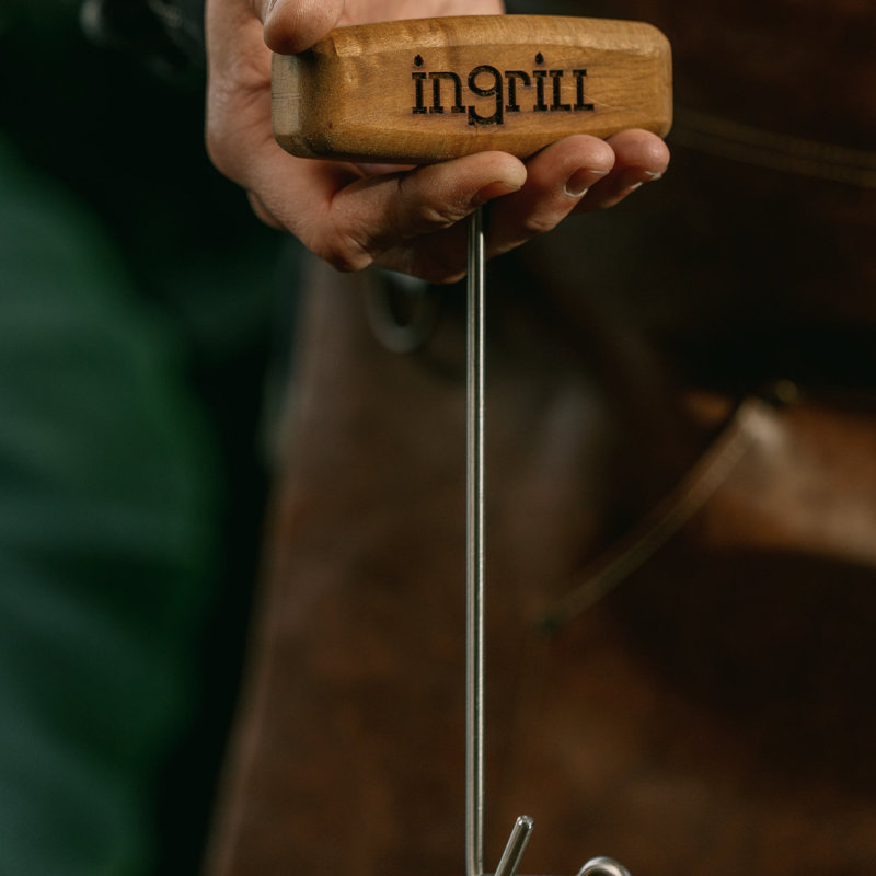 Outil à crocheter la viande en acier inoxydable nGrill - Accessoire de fumoir tonneau avec poignée en bois de teck, crochet robuste pour soulever, suspendre et manipuler la viande à l'intérieur des fumoirs à tambour
