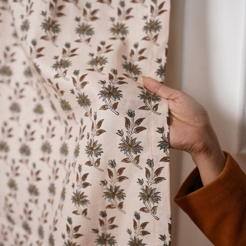 Rideau gris en lin à motif floral imprimé à la main Deepika, L 54 po x L 120 po