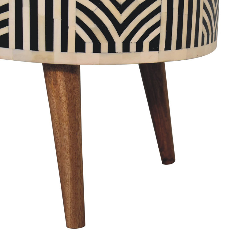 Table basse reposant sur quatre pieds en bois massif avec rangement