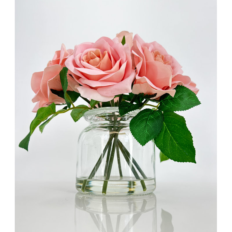 Arrangement de vraies roses poussiéreuses dans un vase