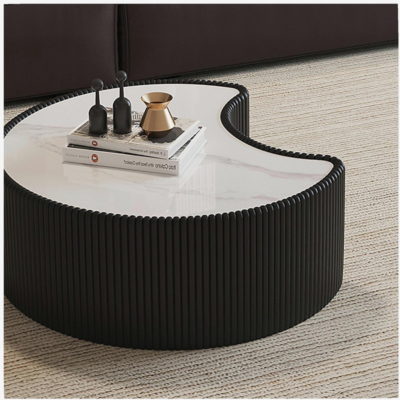 Table basse moderne en cuir fritté clair avec dessus en pierre de forme irrégulière pour salon (chaque plateau de table possède un motif gris unique)