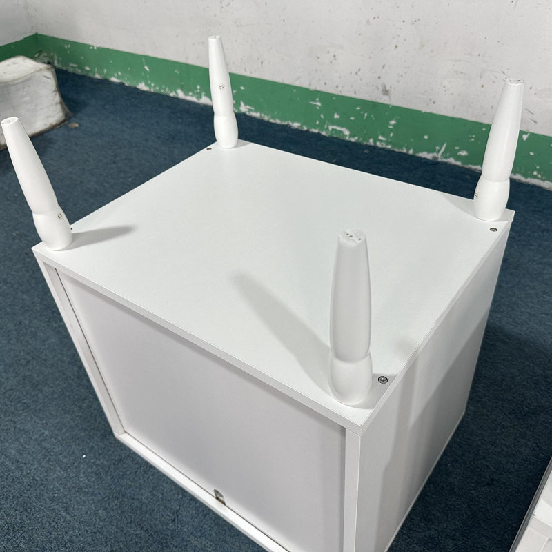 Table de chevet moderne blanche avec tiroir et tablette ouverte, table de chevet avec poignée dorée, pieds en bois massif, petite table de bout pour la chambre à coucher et le salon