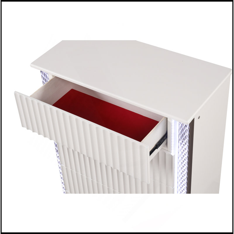 Commode à 5 tiroirs de style contemporain Fabio fabriquée avec des accents latéraux à motif de losanges avec éclairage à DEL et bois au fini blanc (inventaire NJ)