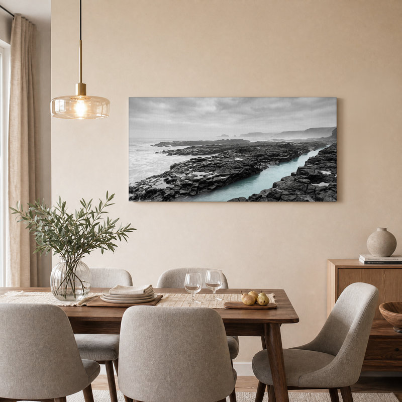 Tableau sur toile représentant une côte rocheuse en noir et blanc avec des eaux turquoise, 32“W x 16”H
