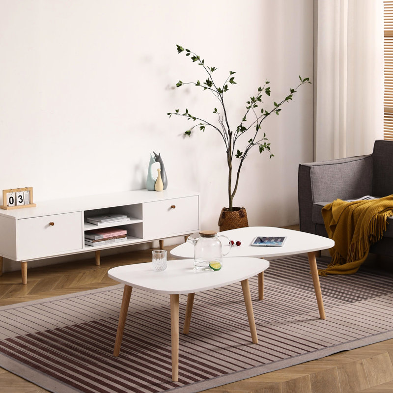La table basse 900 en forme d'œuf, blanc et chêne, complète le style ovale du salon 900, élégante pour un usage quotidien