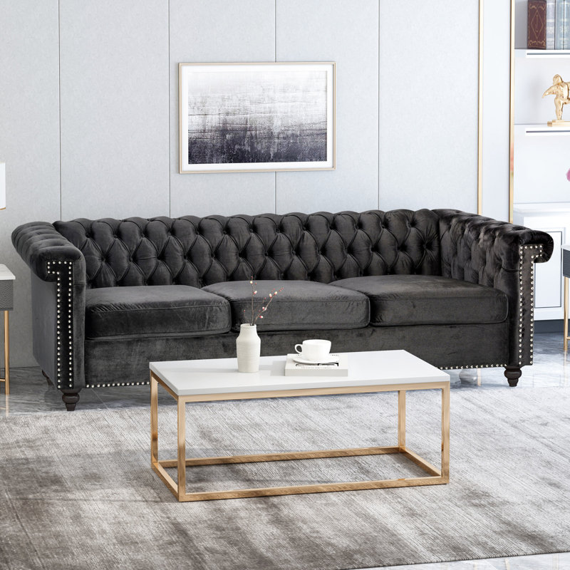 3 places en velours noir avec capitonnage traditionnel et sièges confortables