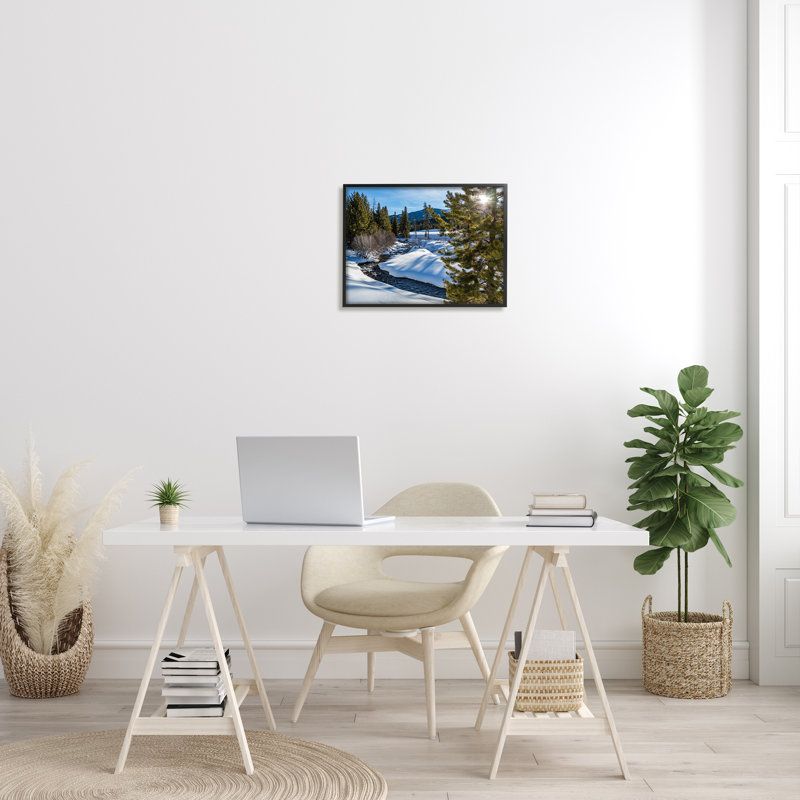 Rivière qui coule entre des pentes enneigées, art texturé à la giclée de montagne par Steve Smith