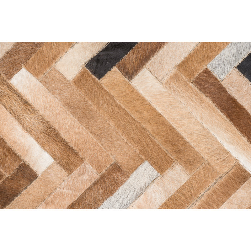Tapis rectangulaire en cuir de vache à motif de chevrons brun sable De Los Bosques, Rectangulaire 2 pi x 3 pi