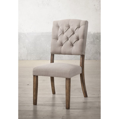 Chaise d'appoint en lin beige et chêne vieilli (2 unités). Élégant dossier haut avec capitonnage. Siège et dossier rembourrés confortables. Fabrication. Pieds en bois. Option de salle à manger polyvalente. Profondeur de 20 po. Hauteur de 18 po. 220 lb