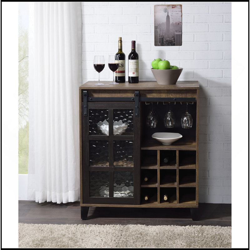 Charmante armoire à vin industrielle rustique pour des salles à manger élégantes