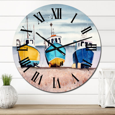 Trois bateaux de pêche colorés sur une plage de sable - horloge murale nautique et côtière