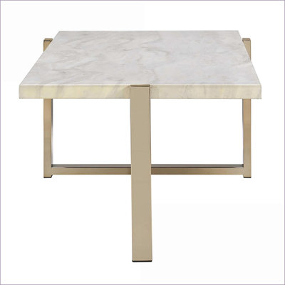 Table basse blanche et champagne en faux marbre avec base en métal plaqué, facile à nettoyer et polyvalente pour le salon