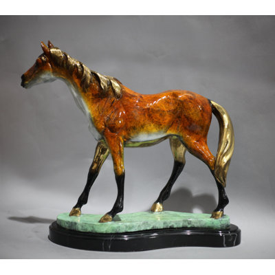 Cheval sur base en marbre