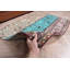 Tapis traditionnel turc à motif floral traditionnel dans des tons sarcelle éclatants avec un design bohémien