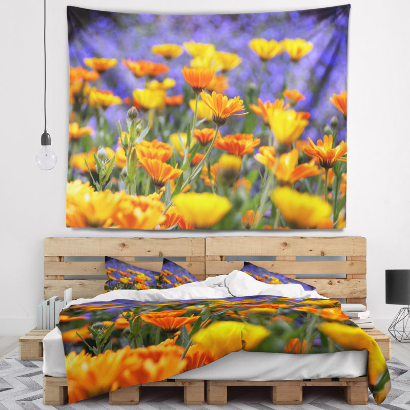 Tapisserie florale jaune et orange, H 32 po x l 39 po