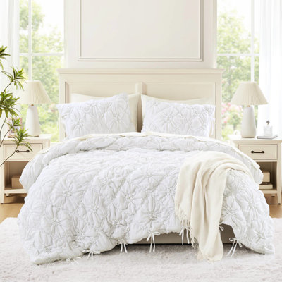 Couette 3 pièces pour lit double/queen, aspect fleuri et moelleux, en microfibre douce brossée, confort toutes saisons, indice de chaleur 100 %, entretien facile, idéale pour les jeunes femmes. Décoration à nouer. Lavable à la machine.