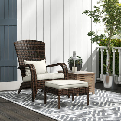 Chaise blanc crème confortable sur le pont avec dossier haut, grand siège et blanc crème. Pour terrasse, cour. Coussins moelleux à dossier haut.