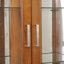 Cabinet Curio avec tablettes réglables et panneau arrière en miroir, portes en verre trempé (chêne, 6 niveaux)-887533783