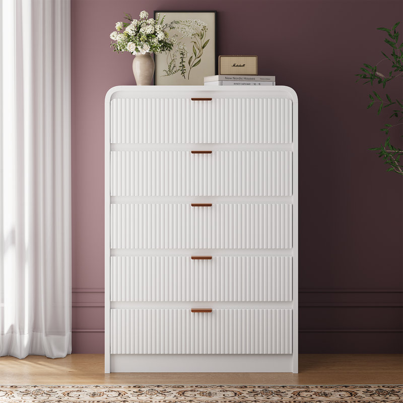 Commode Mid-Century moderne à 5 tiroirs l 31,5 po Ato avec profil incurvé, conception cannelée et poignées, Blanc