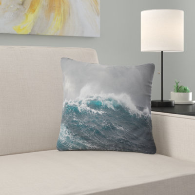 Vagues rugissantes sous l'oreiller de ciel nuageux Seascape