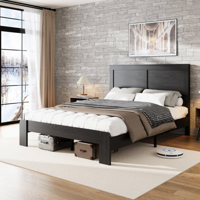 Cadre de lit plateforme en bois pour grand lit, noir foncé, utilisation silencieuse, aucun sommier requis, assemblage simple pour les novices, grand espace de rangement, intérieur de chambre à coucher de style industriel noir avec