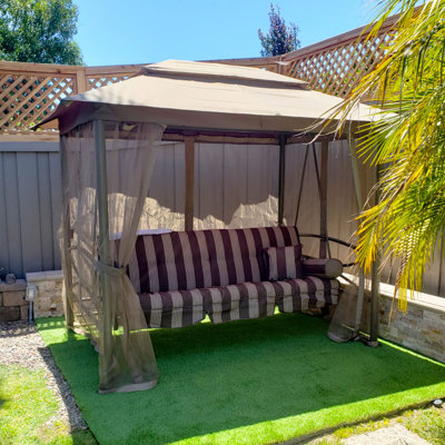 Balancelle 3 personnes mauve pour terrasse avec abri de jardin