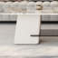 Table basse moderne 51,2 "avec plateau blanc et noir, table basse en faux marbre avec espace de rangement ouvert