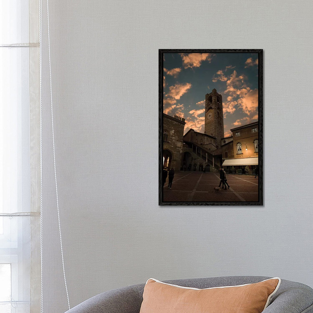 Bergamo Alta II von Enzo Romano - Galerie-verpackte Leinwand Giclée auf Leinwand