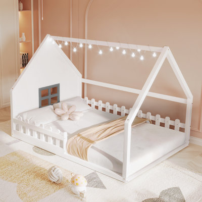 Lit double en bois avec fenêtre et clôture, une solution de sommeil de rêve pour les aventures imaginatives des enfants