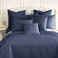 Ensemble de 2 taies décoratives matelassées à motif carré en microfibre brossé à double passepoil avec bords passepoilés Southshore Fine Vilens, bleu foncé, 20 po x 26 po-324762884-399142828