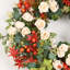 Grande couronne de fleurs artificielles 26 po avec fleurs d'eucalyptus et baies d'automne-339969069