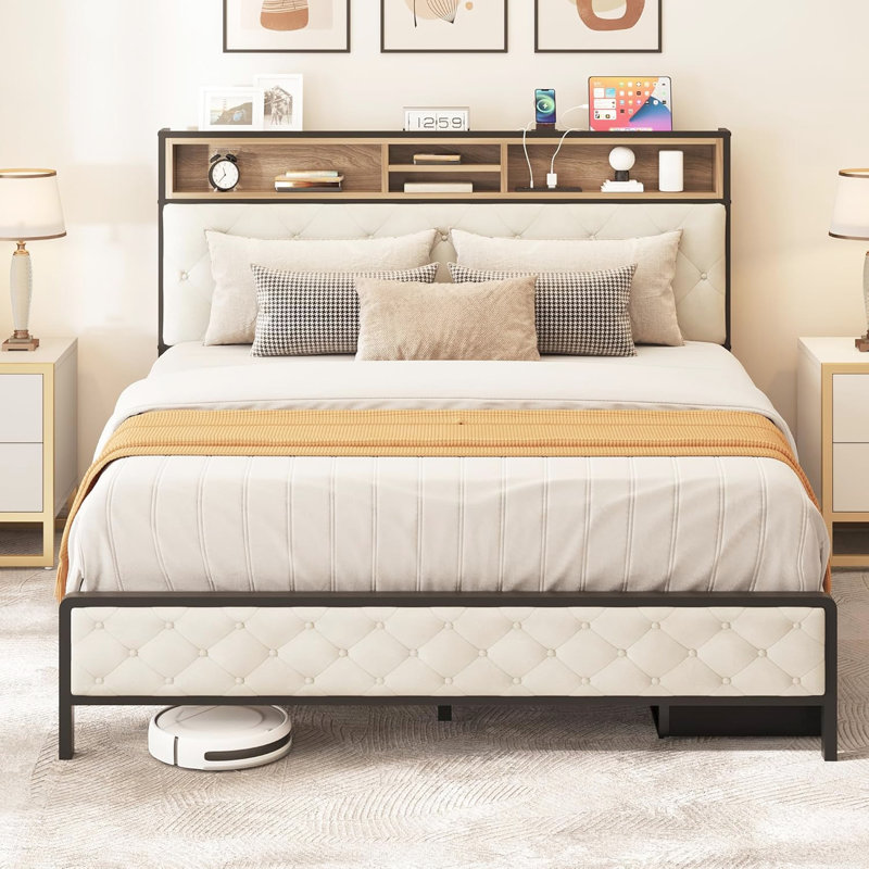 Structure de lit grand avec station de charge et tête de lit tapissier pour le rangement, support à lattes en métal, sans sommier, beige, design élégant, tête de lit encastrée avec rangement