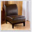 Le fauteuil de chambre Lennon KD au design élégant et aux sièges confortables est parfait pour les intérieurs modernes et traditionnels.