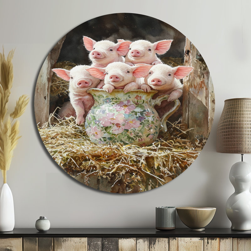 «Milk and Pigs Portrait At The Barn II» - cochon rond, impression sur métal rose moderne, H 29 po x l 29 po