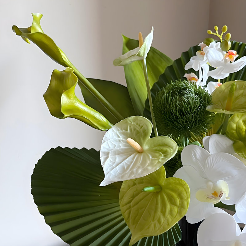 Ornements de fleurs simulées