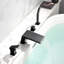 Bec de baignoire sur le comptoir avec douchette-104735933