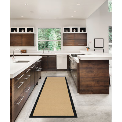 Tapis berbère beige fait à la main avec bordure en coton noir fait à la main Nannette