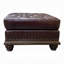 L'ensemble de salon 7 pièces comprend un canapé, une causeuse, une chaise, un repose-pieds, une table basse et 2 tables de bout, un assortiment de cuir fleur espresso et une finition cerisier