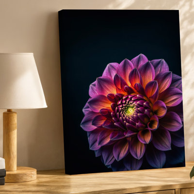 Toile vue de près d'une fleur de dahlia vibrante mettant en vedette ses pétales complexes qui rayonnent dans un superbe dégradé d'art sur toile