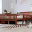Lit plateforme double en bois pleine grandeur en noyer avec garde-corps et deux tiroirs de rangement, structure, 8 lattes pour un équilibre des couleurs de style classique, uniformément espacées