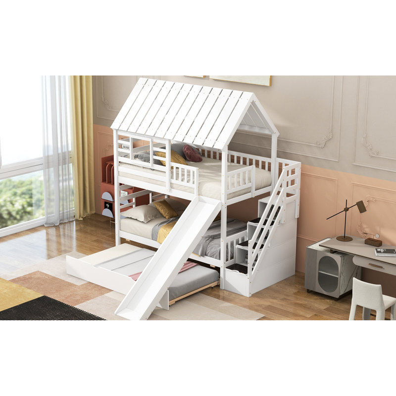 Lit superposé blanc simple avec lit gigogne, escalier de rangement et toit ludique au-dessus de la fenêtre