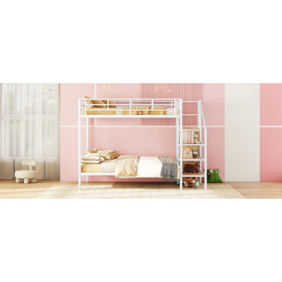 Lit double superposé au-dessus d'un lit blanc avec rangement latéral et garde-robe, construction robuste et écoénergétique