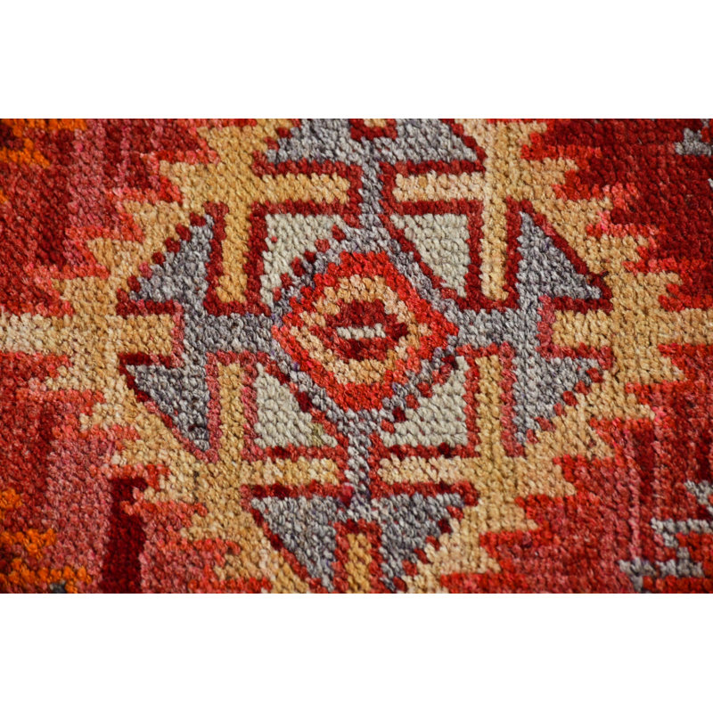 Tapis traditionnel turc Kilim en rouge vif avec des motifs géométriques pour un décor bohémien rouge / orange